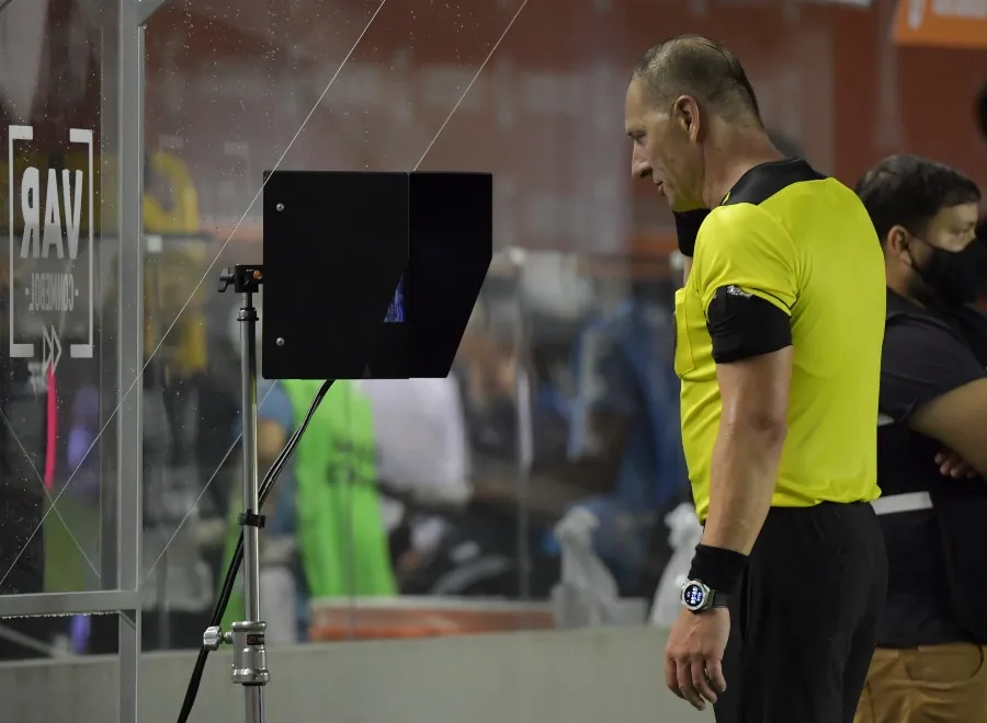 AP Árbitro observando una jugada asistido por el VAR