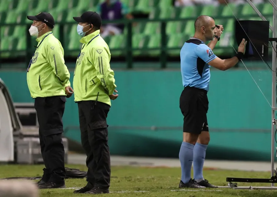 AP Árbitro revisando una jugada en el VAR