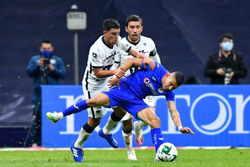 IMAGO7 Érik Lira en un partido con Pumas