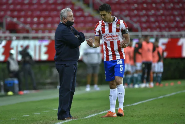 Víctor Manuel Vucetich, técnico de Chivas, y el capitán, Jesús Molina