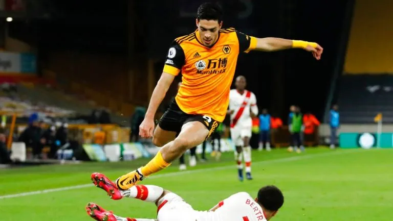 EFE Raúl Jiménez durante un partido con Wolves