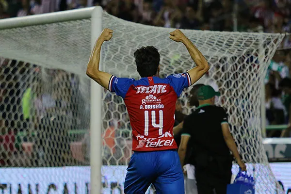 El Pollo Briseño durante un juego en León