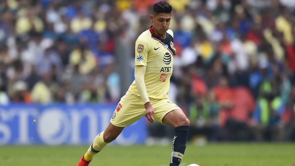 IMAGO7 Edson Álvarez en acción con América ante Cruz Azul