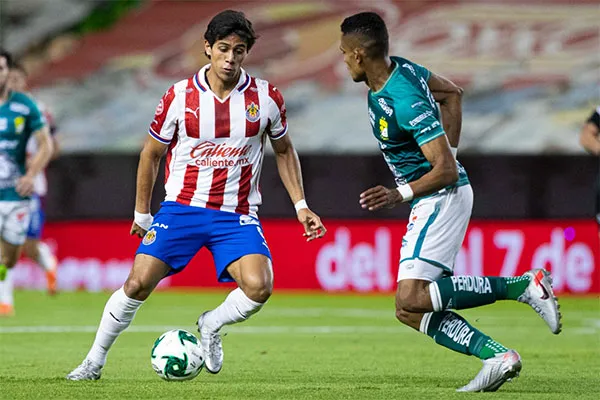 JJ Macías en la disputa del balón