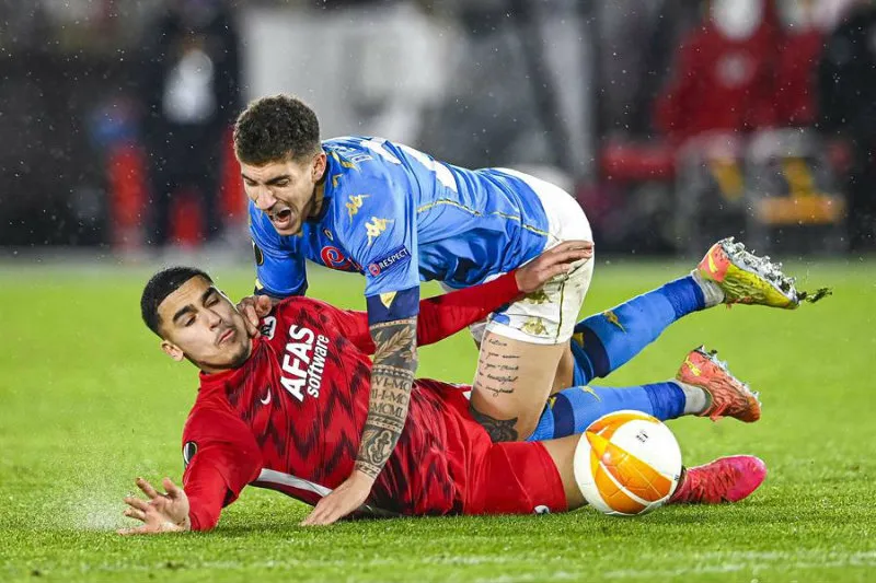 Elmas sufriendo una barrida con Napoli