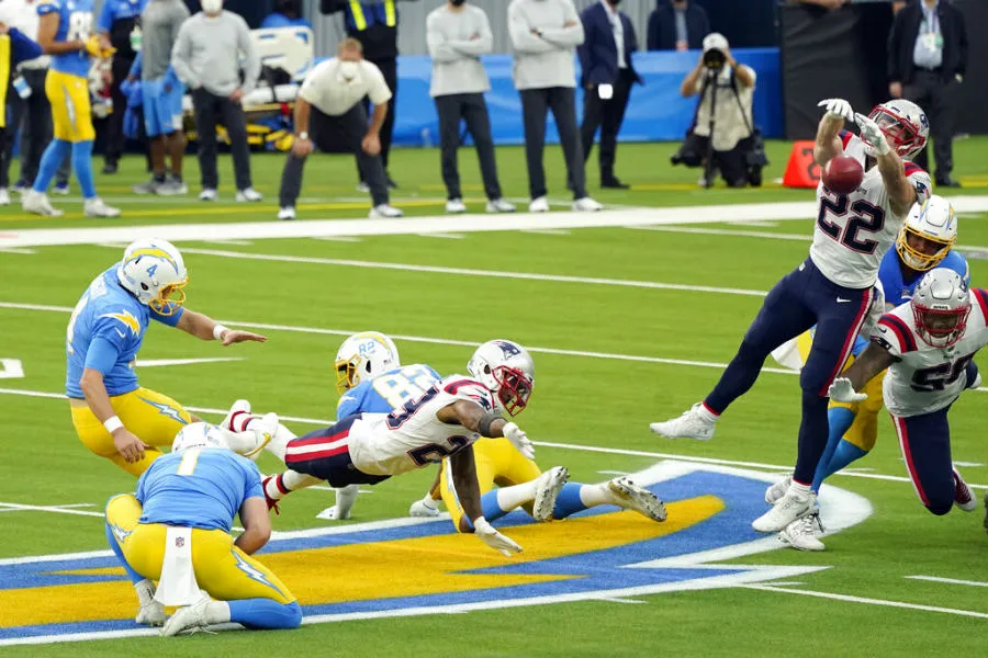 Bloquean el intento de gol de campo de Michael Badgley