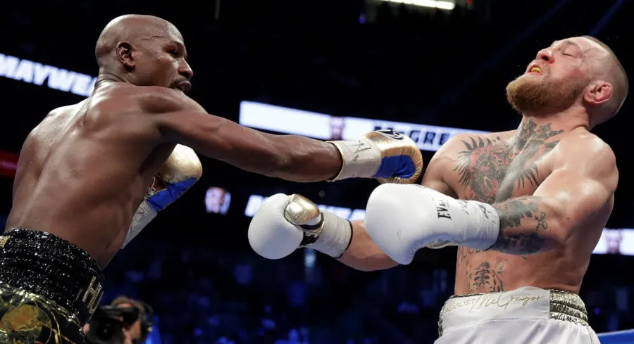 AP Mayweather Jr. en combate ante Conor McGregor