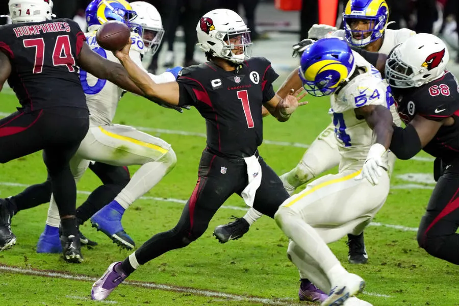 Kyler Murray presionado por defensiva de Los Angeles
