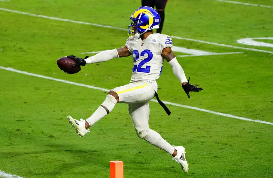 Troy Hill anota tras interceptar a Murray