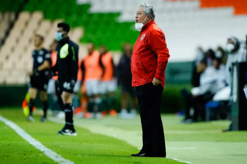 IMAGO7 Vucetich dirigiendo a Chivas