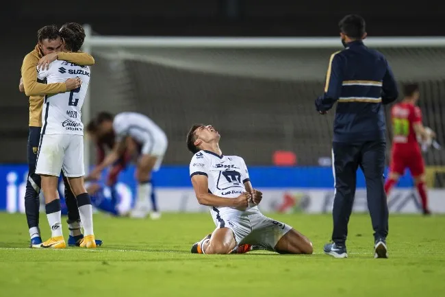 Dinenno celebra la goleada a Cruz Azul con sus compañeros