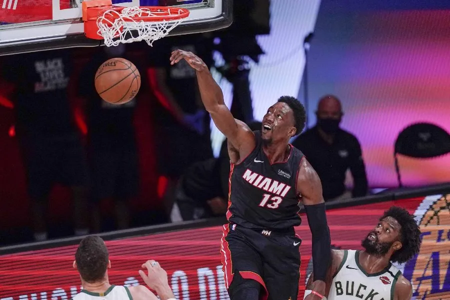 AP Adebayo durante un partido con el Heat de Miami