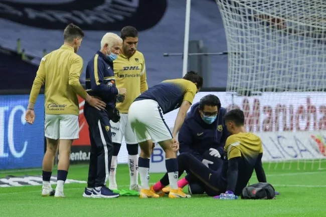 IMAGO7 Talavera es atendido por el cuerpo médico de Pumas