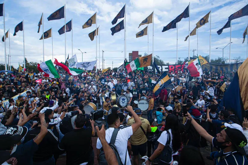 Afición de Pumas en festejo