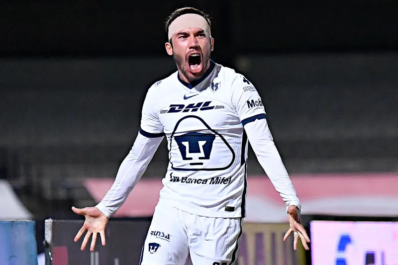 Vigón celebra su gol con Pumas