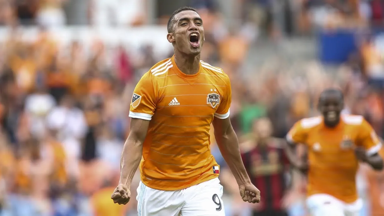 Mauro Manotas festeja un gol con Houston Dynamo