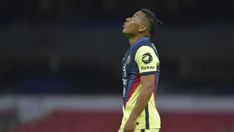 Roger Martínez en partido con América