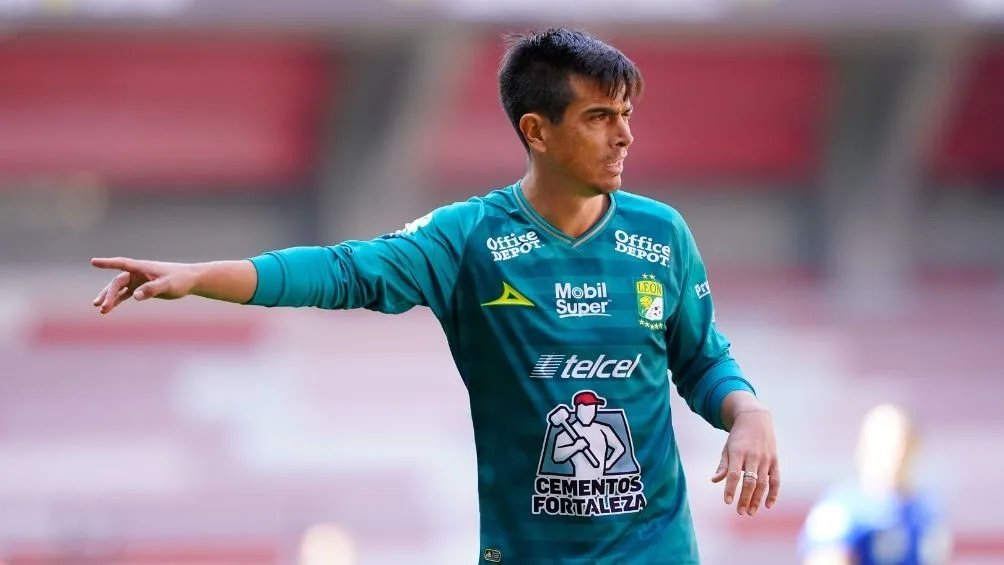 Nacho González en partido con León