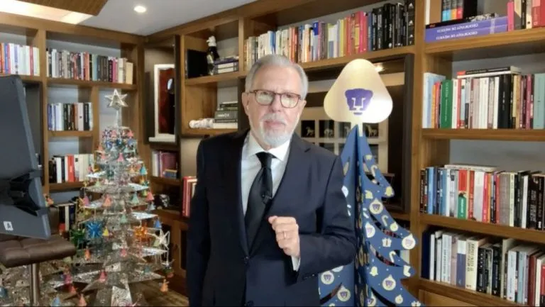 TWITTER @lopezdoriga Joaquín López-Dóriga junto al árbol de Navidad de los Pumas