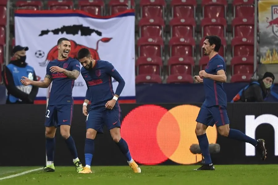 EFE Mario Hermoso es felicitado por su anotación