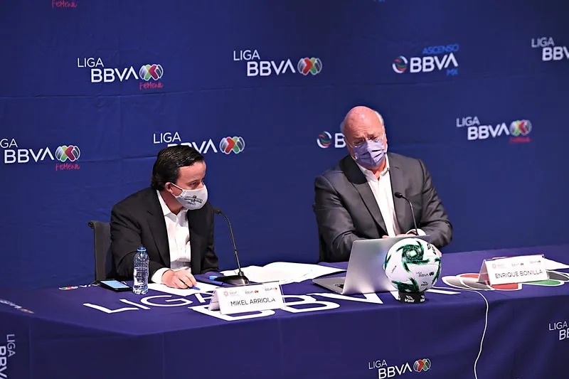 IMAGO7 El nuevo presidente del futbol mexicano y Enrique Bonilla