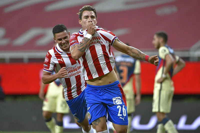 Chicote Calderón festeja un gol con Chivas