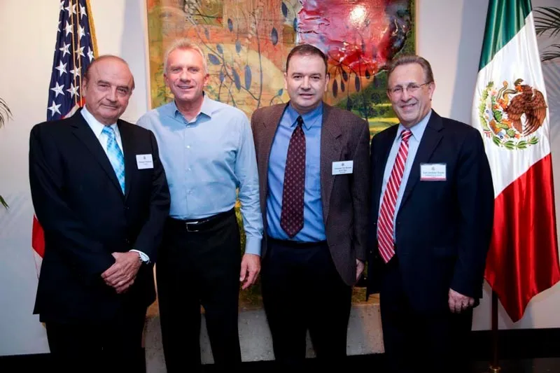 TWITTER @fvonrossum El famoso comunicador y su hijo, junto a Joe Montana