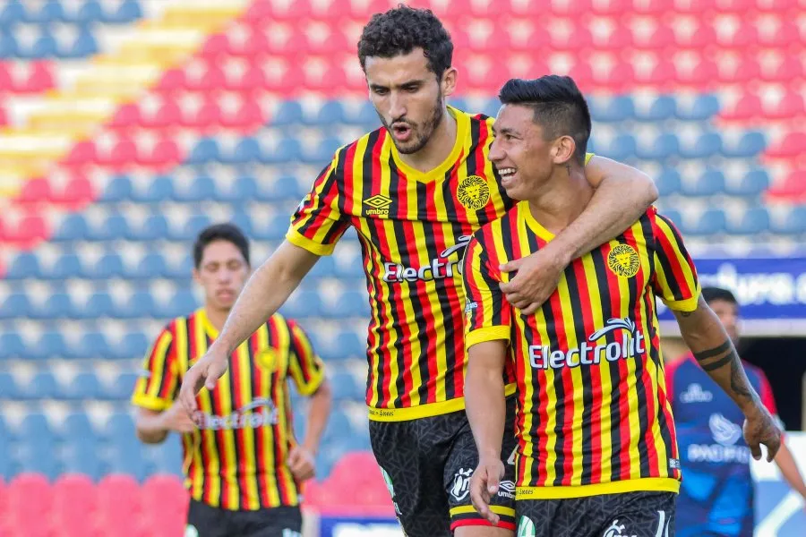 Daniel Amador con un compañero en Leones Negros festejando un gol