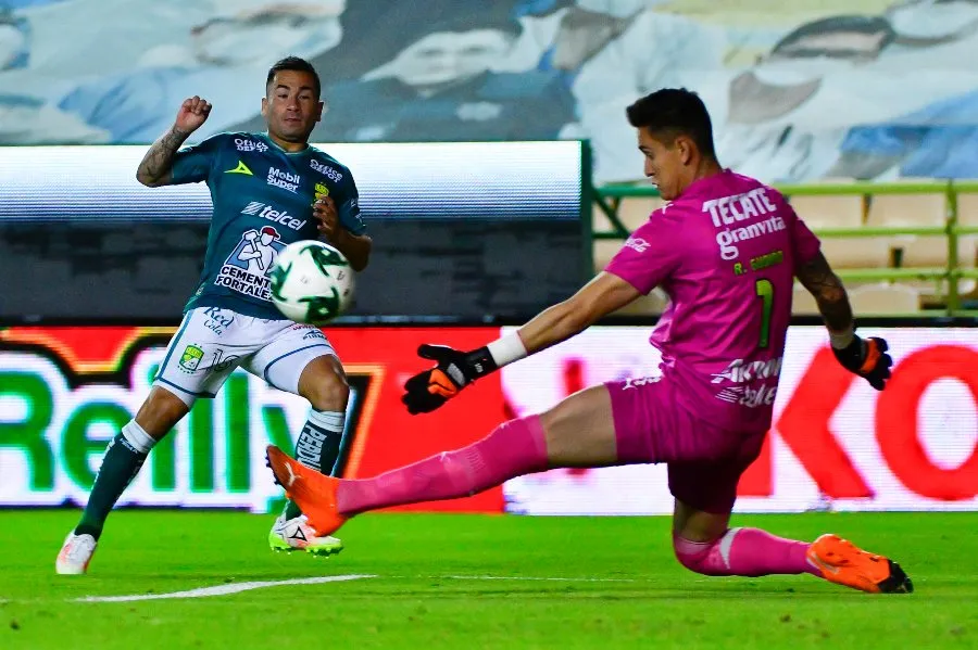 Jean Meneses en un partido con León