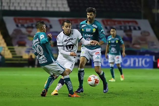 Futbolistas de Pumas y León pelean el esférico