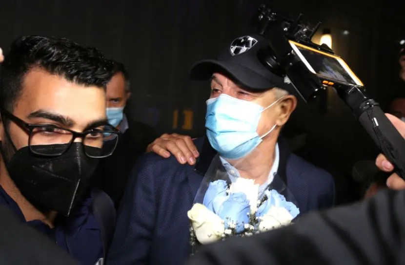 Aguirre llega a Monterrey y es recibido por la gente de prensa