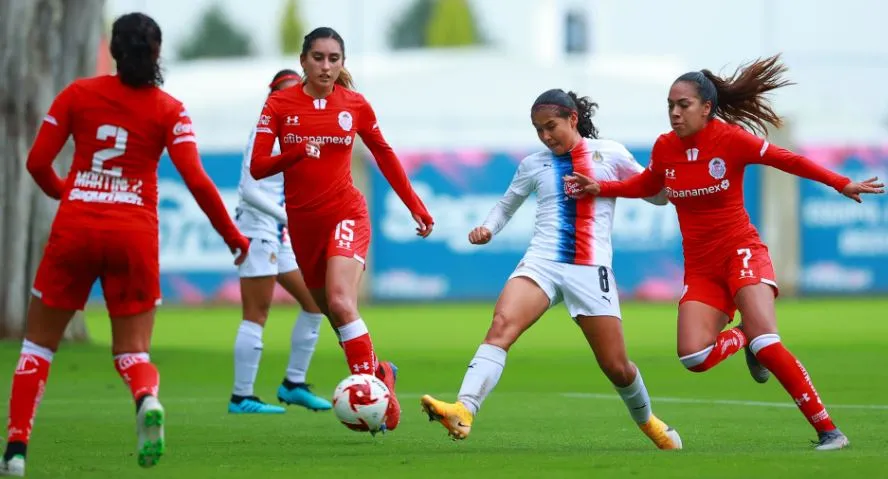 IMAGO7 Nicole Pérez trata de dejar a su rival en el camino