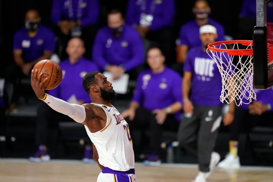 AP LeBron James en un partido con los Lakers