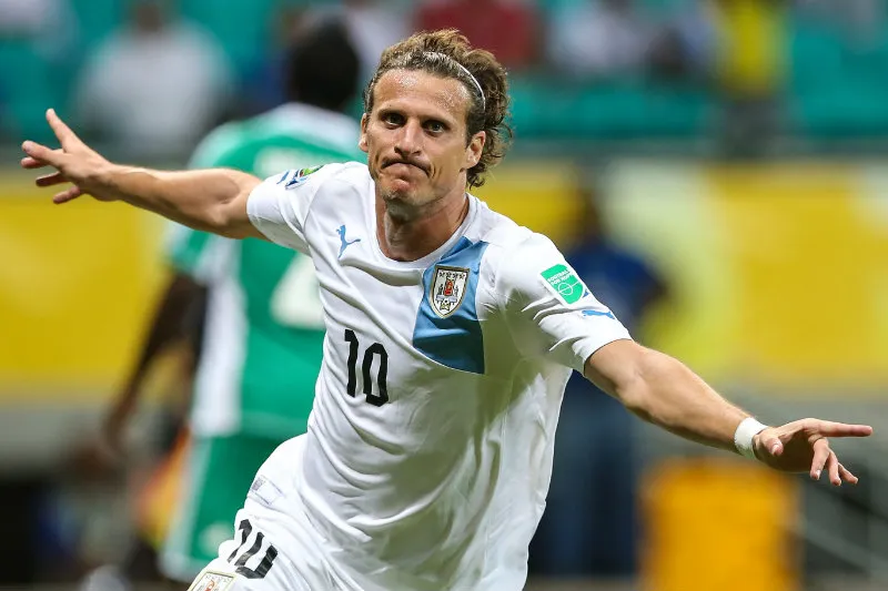 Diego Forlán en festejo de gol