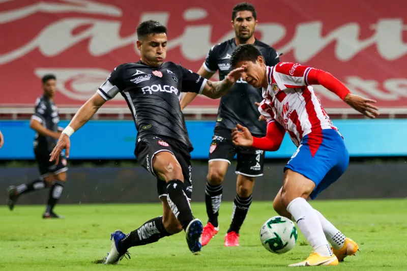 Claudio Baeza y Ángel Zaldívar en disputa del balón