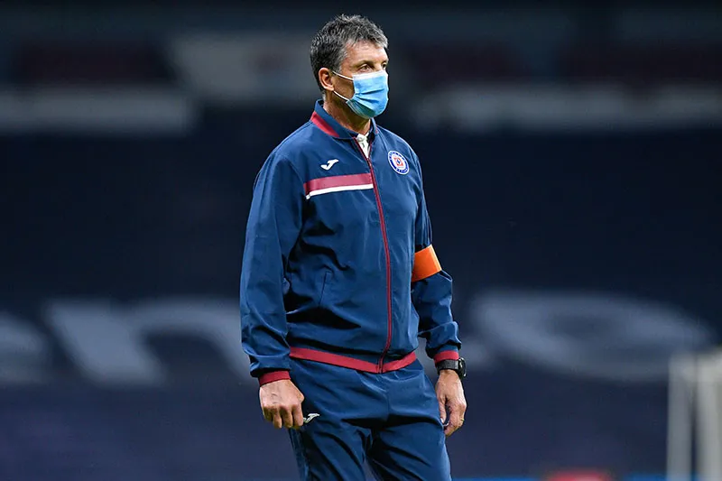 Robert Dante Siboldi durante un duelo de Cruz Azul