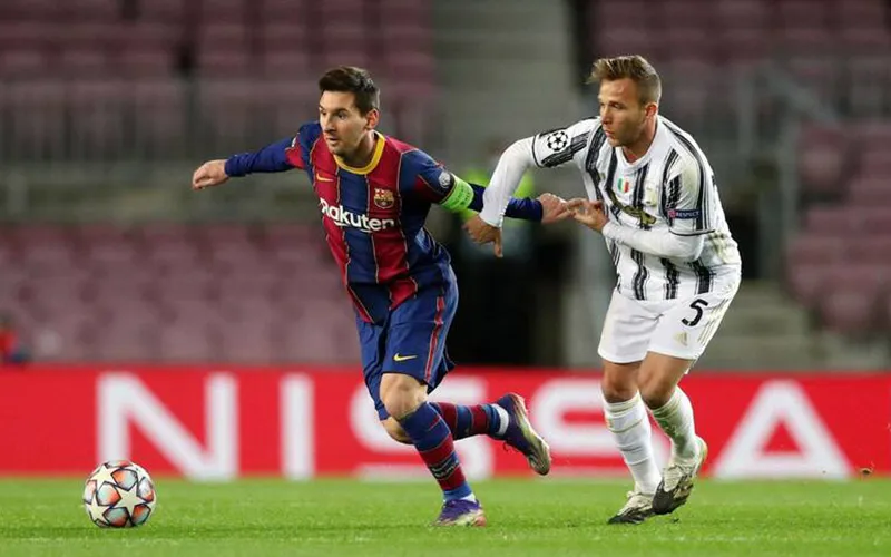 Messi pelea un balón con Arthur en Champions