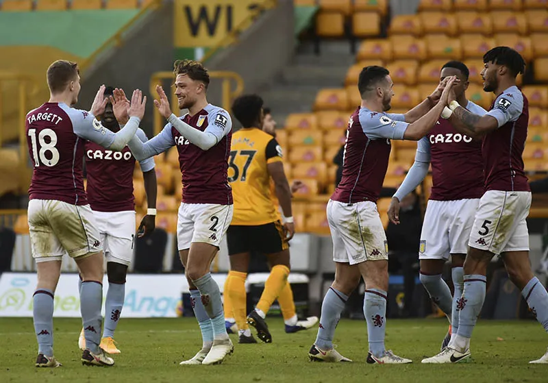 Jugadores de Aston Villa celebran la victoria ante Wolves
