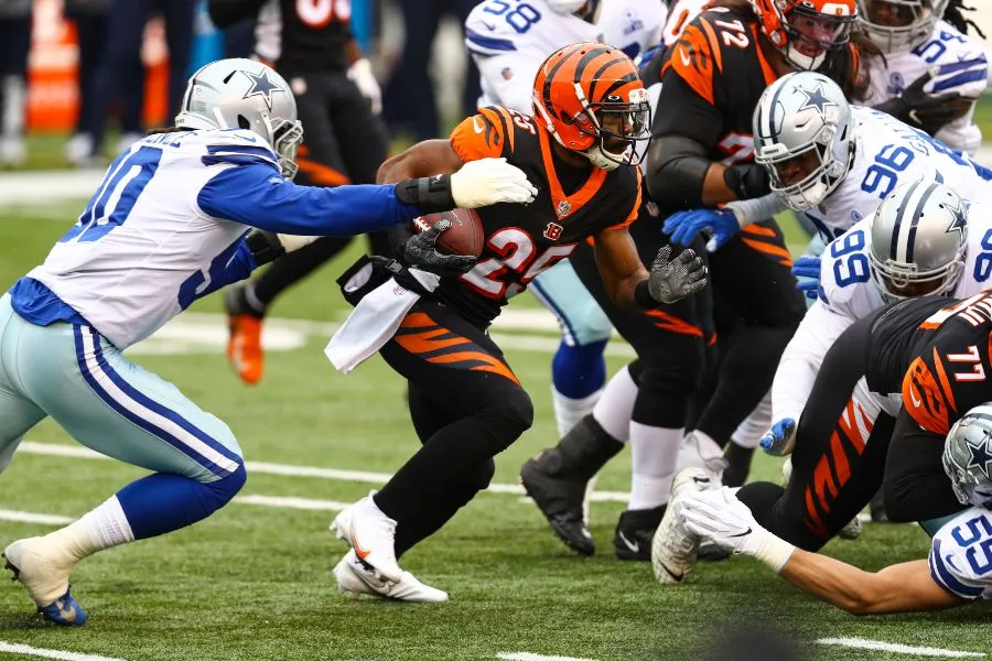 DeMarcus Lawrence antes de provocar el primer balón suelto