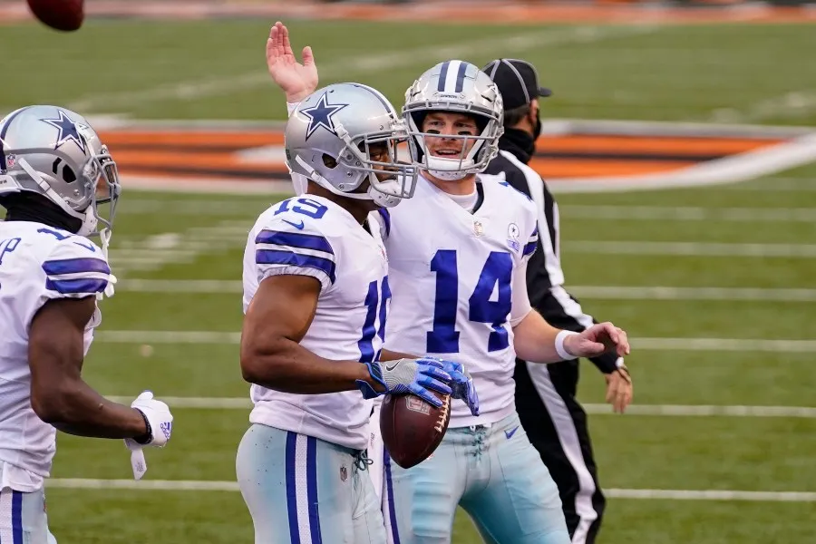 Andy Dalton y Amari Cooper celebrando