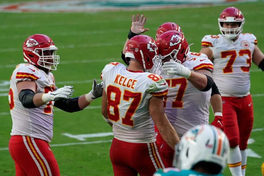 AP Travis Kelce celebrando una anotación con sus compañeros