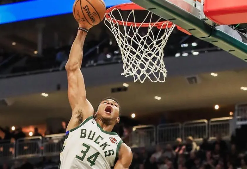 Giannis Antetokounmpo en partido con los Bucks