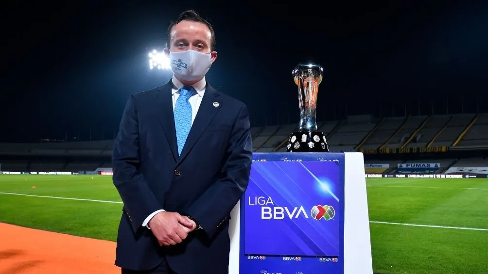 Mikel Arriola con el trofeo de Campeón de la Liga MX