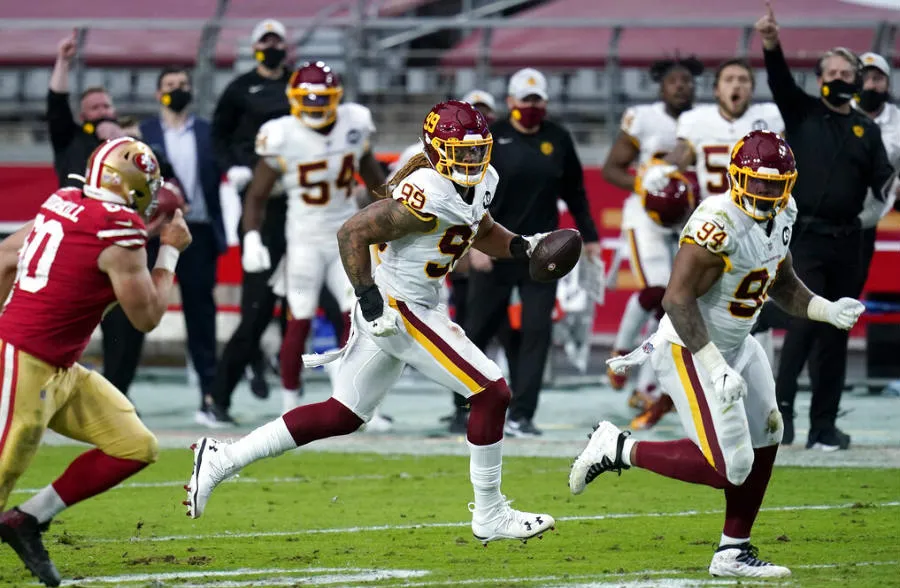 Chase Young regresó un balón hasta las diagonales