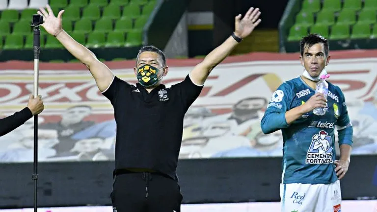 Ignacio Ambriz celebra título ante Pumas