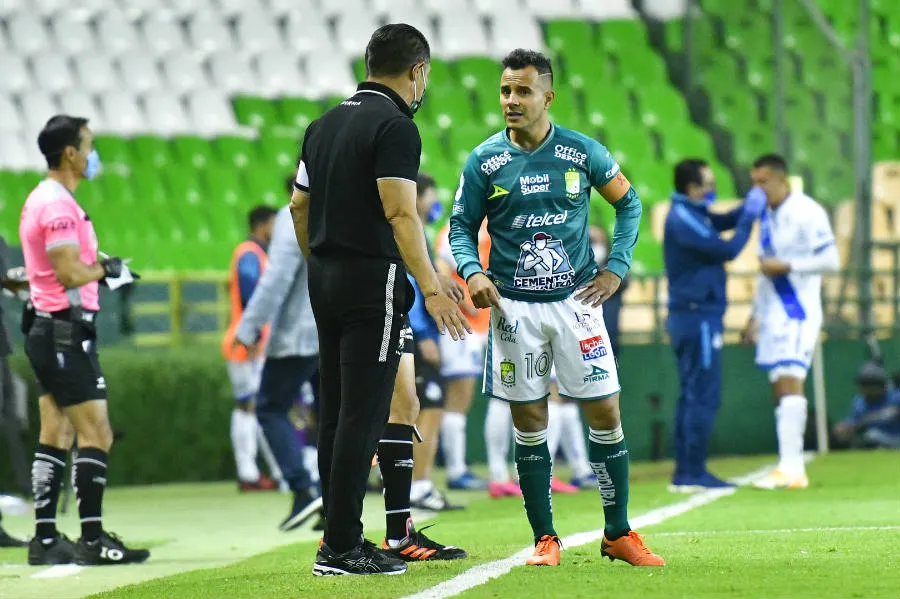Ambriz y Luis Montes durante juego ante Puebla