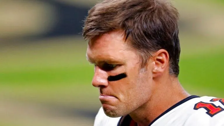 Tom Brady durante el duelo de su equipo