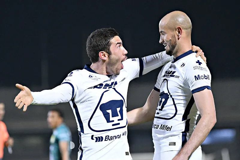Pumas en festejo de gol