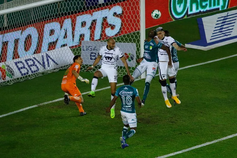 Momento del choque entre el jugador de León y Pumas