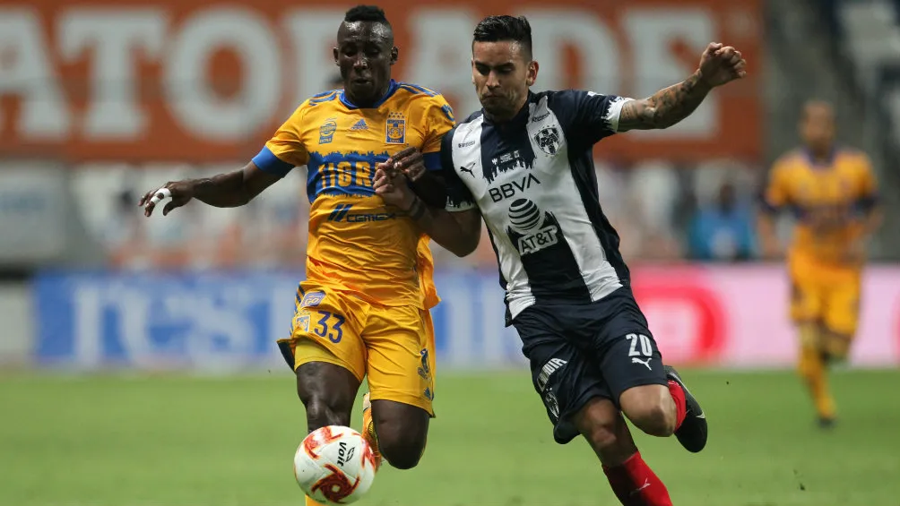 IMAGO7 Julián Quiñones pelea el balón con Sebastián Vegas en un Clásico Regio